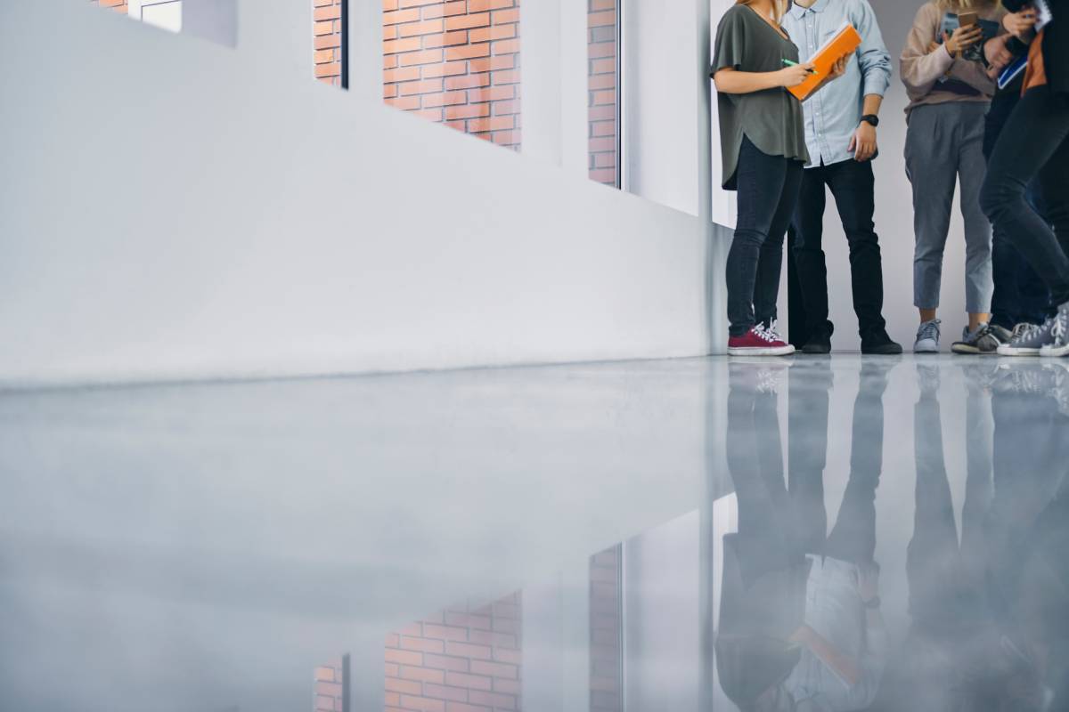 What are the advantages and disadvantages of epoxy flooring?