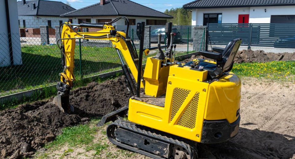 What size is considered a mini excavator? What size trailer do I need for a mini excavator? How do you position a mini excavator on a trailer?